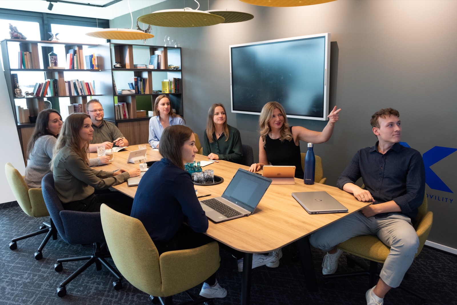 Das Team des ROTH INSTITUTS in der Besprechung am großen Tisch
