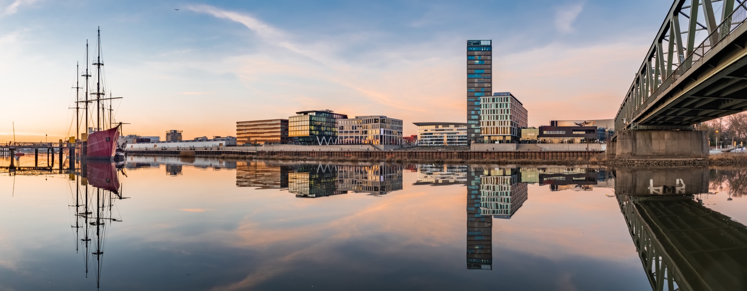 Panorama der Bremer Überseestadt an der Weser, Standort des ROTH INSTITUTS